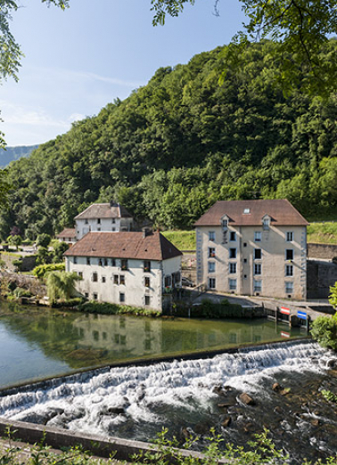 Le barrage et les logements d'ouvriers, depuis la rive droite. © Région Bourgogne-Franche-Comté, Inventaire du patrimoine