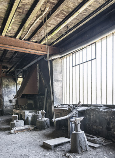 Equipements divers situés contre la façade nord de l'atelier. © Région Bourgogne-Franche-Comté, Inventaire du patrimoine