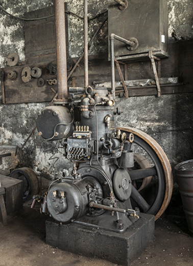 Atelier de mécanique. Moteur semi-diesel Douge.  Vue de trois quarts droite. © Région Bourgogne-Franche-Comté, Inventaire du patrimoine Atelier de mécanique. Moteur semi-diesel Douge.  Vue de trois quarts droite. © Région Bourgogne-Franche-Comté, Inventaire du patrimoine