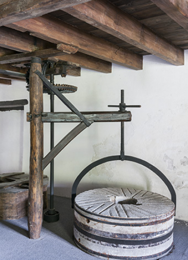 Potence et meules. © Région Bourgogne-Franche-Comté, Inventaire du patrimoine Potence et meules. © Région Bourgogne-Franche-Comté, Inventaire du patrimoine