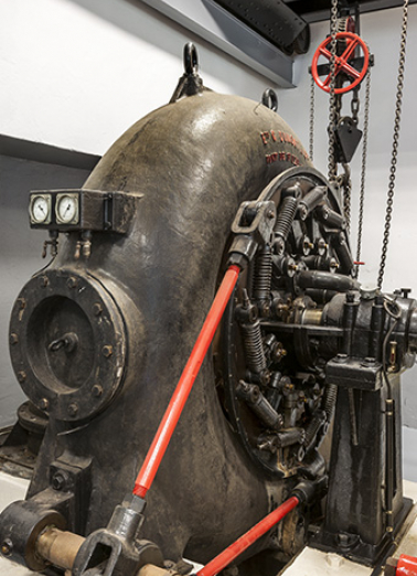 Vue rapprochée de la turbine du groupe 4. © Région Bourgogne-Franche-Comté, Inventaire du patrimoine Vue rapprochée de la turbine du groupe 4. © Région Bourgogne-Franche-Comté, Inventaire du patrimoine