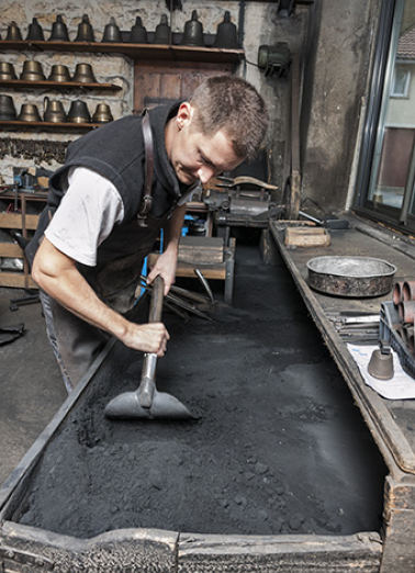 Préparation du sable silico-argileux. © Région Bourgogne-Franche-Comté, Inventaire du patrimoine