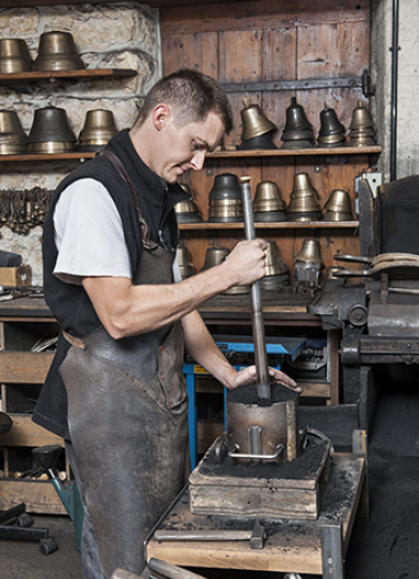 Moulage. Tassage au fouloir métallique (1). © Région Bourgogne-Franche-Comté, Inventaire du patrimoine