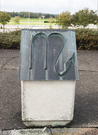 Détail d'une stèle : Scorpius. Le scorpion. © Région Bourgogne-Franche-Comté, Inventaire du patrimoine