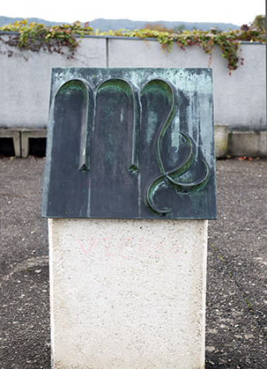 Détail d'une stèle : Virgo. La vierge. © Région Bourgogne-Franche-Comté, Inventaire du patrimoine