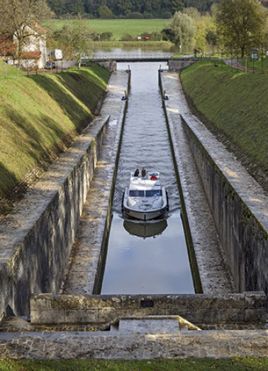 Bateau descendant le canal. © phot Sonia Dourlot  / Région Bourgogne-Franche-Comté, Inventaire du patrimoine, 2015 Bateau descendant le canal. © phot Sonia Dourlot  / Région Bourgogne-Franche-Comté, Inventaire du patrimoine, 2015