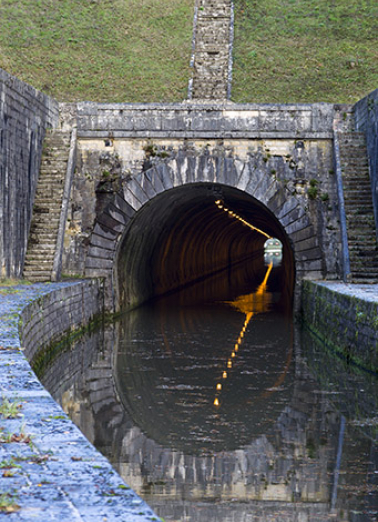 Le tunnel depuis l'aval. © Région Bourgogne-Franche-Comté, Inventaire du patrimoine Le tunnel depuis l'aval. © Région Bourgogne-Franche-Comté, Inventaire du patrimoine