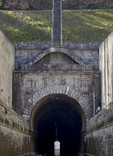 Entrée amont du souterrain. © Région Bourgogne-Franche-Comté, Inventaire du patrimoine Entrée amont du souterrain. © Région Bourgogne-Franche-Comté, Inventaire du patrimoine