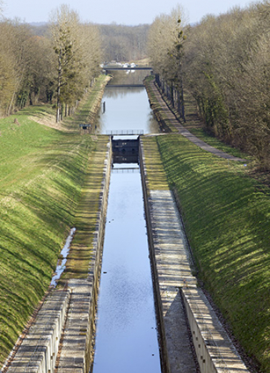 Vue vers l'amont depuis la terrasse surplombant l'entrée du tunnel. © Région Bourgogne-Franche-Comté, Inventaire du patrimoine Vue vers l'amont depuis la terrasse surplombant l'entrée du tunnel. © Région Bourgogne-Franche-Comté, Inventaire du patrimoine