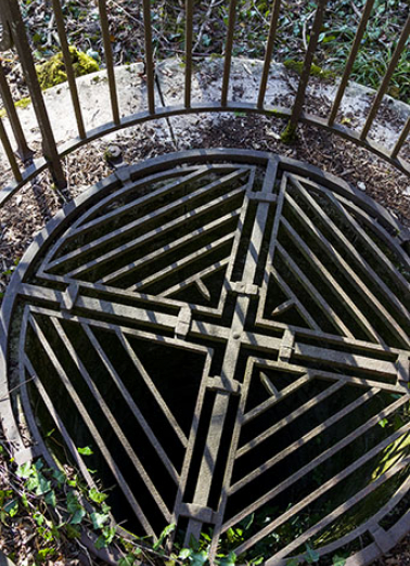 Grille de protection posée sur la margelle. © Région Bourgogne-Franche-Comté, Inventaire du patrimoine Grille de protection posée sur la margelle. © Région Bourgogne-Franche-Comté, Inventaire du patrimoine