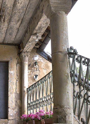 Colonnes du deuxième palier. © Région Bourgogne-Franche-Comté, Inventaire du patrimoine Colonnes du deuxième palier. © Région Bourgogne-Franche-Comté, Inventaire du patrimoine