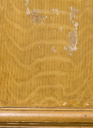 Intérieur : détail des lambris de revêtement du salon. Le papier peint du 18e siècle apparaît sous la toile peinte à l'imitation du bois.  © Région Bourgogne-Franche-Comté, Inventaire du patrimoine Intérieur : détail des lambris de revêtement du salon. Le papier peint du 18e siècle apparaît sous la toile peinte à l'imitation du bois.  © Région Bourgogne-Franche-Comté, Inventaire du patrimoine