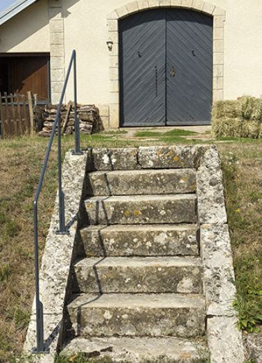 Volée de marches pour accéder au magasin. © Région Bourgogne-Franche-Comté, Inventaire du patrimoine Volée de marches pour accéder au magasin. © Région Bourgogne-Franche-Comté, Inventaire du patrimoine