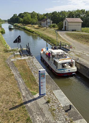 Bateau de plaisance franchissant l'écluse. © Région Bourgogne-Franche-Comté, Inventaire du patrimoine Bateau de plaisance franchissant l'écluse. © Région Bourgogne-Franche-Comté, Inventaire du patrimoine