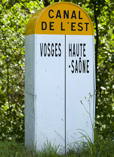 Borne indiquant la frontière des deux départements. © Région Bourgogne-Franche-Comté, Inventaire du patrimoine Borne indiquant la frontière des deux départements. © Région Bourgogne-Franche-Comté, Inventaire du patrimoine