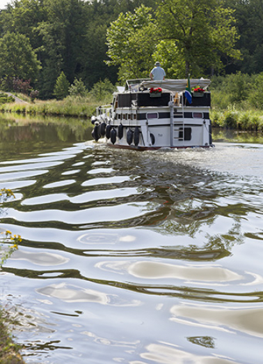 Bâteau sur le canal de l'Est. © Région Bourgogne-Franche-Comté, Inventaire du patrimoine Bâteau sur le canal de l'Est. © Région Bourgogne-Franche-Comté, Inventaire du patrimoine