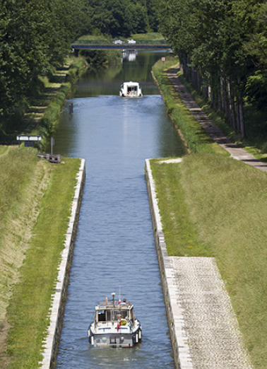 Vue amont du canal de navigation. © Région Bourgogne-Franche-Comté, Inventaire du patrimoine Vue amont du canal de navigation. © Région Bourgogne-Franche-Comté, Inventaire du patrimoine