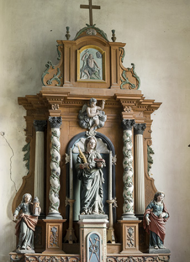 Retable secondaire avec les statues de sainte Barbe, sainte Catherine et une martyre ; au fronton, saint Jean-Baptiste. © Région Bourgogne-Franche-Comté, Inventaire du patrimoine