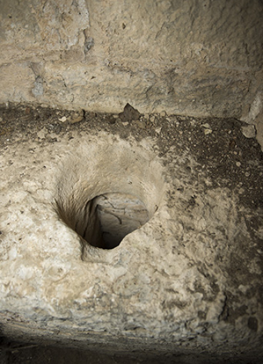 Dans la tour ouest. Détail de latrines.  © Région Bourgogne-Franche-Comté, Inventaire du patrimoine