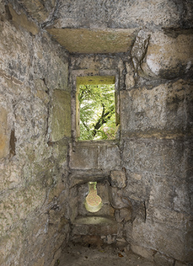 Dans la tour ouest : meurtrière, canonnière. © Région Bourgogne-Franche-Comté, Inventaire du patrimoine