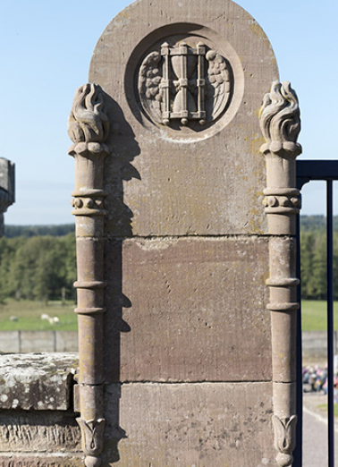 Détail du pilier gauche du portail d'entrée. © Région Bourgogne-Franche-Comté, Inventaire du patrimoine Détail du pilier gauche du portail d'entrée. © Région Bourgogne-Franche-Comté, Inventaire du patrimoine