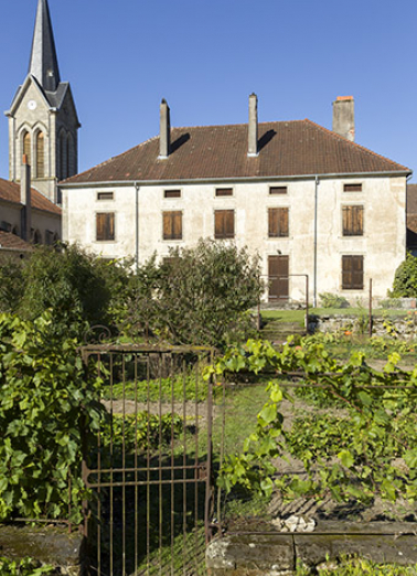 Vue d'ensemble du jardin et de la façade postérieure. © Région Bourgogne-Franche-Comté, Inventaire du patrimoine Vue d'ensemble du jardin et de la façade postérieure. © Région Bourgogne-Franche-Comté, Inventaire du patrimoine