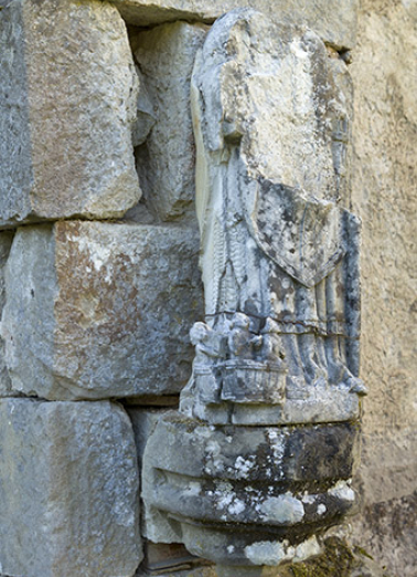 Fragment de sculpture le long du mur extérieur nord. © Région Bourgogne-Franche-Comté, Inventaire du patrimoine