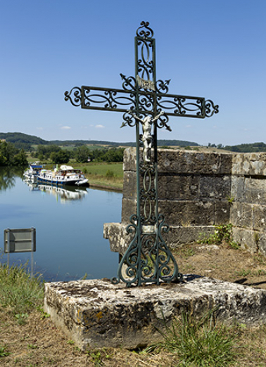 Croix de chemin à proximité du pont de la départementale.  © Région Bourgogne-Franche-Comté, Inventaire du patrimoine