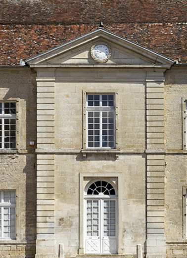 Façade sur la cour d'honneur (façade ouest) : travée centrale. © Région Bourgogne-Franche-Comté, Inventaire du patrimoine