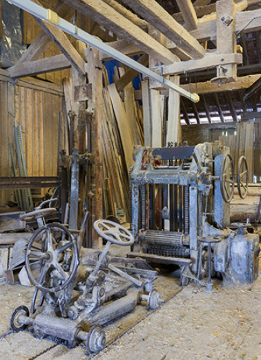 Châssis multilames et son chariot. Vue de trois quarts. © Région Bourgogne-Franche-Comté, Inventaire du patrimoine Châssis multilames et son chariot. Vue de trois quarts. © Région Bourgogne-Franche-Comté, Inventaire du patrimoine
