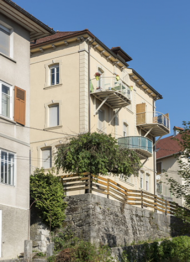 Façade postérieure, vue de trois quarts gauche et en contre-plongée. © Région Bourgogne-Franche-Comté, Inventaire du patrimoine