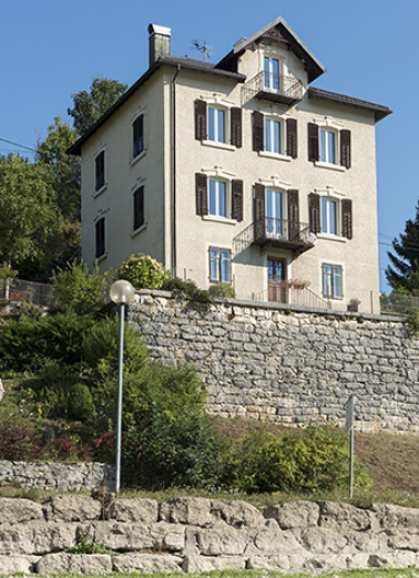 Façades postérieure et latérale droite, vues en contre-plongée. © Région Bourgogne-Franche-Comté, Inventaire du patrimoine Façades postérieure et latérale droite, vues en contre-plongée. © Région Bourgogne-Franche-Comté, Inventaire du patrimoine