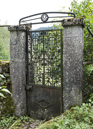 Porte de la clôture, au sud-est. © Région Bourgogne-Franche-Comté, Inventaire du patrimoine Porte de la clôture, au sud-est. © Région Bourgogne-Franche-Comté, Inventaire du patrimoine