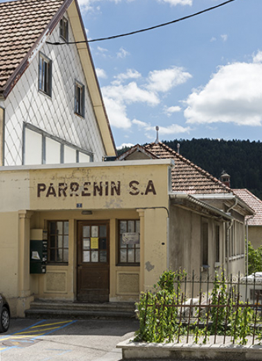 Usine : corps d'entrée, de trois quarts droite. © Région Bourgogne-Franche-Comté, Inventaire du patrimoine Usine : corps d'entrée, de trois quarts droite. © Région Bourgogne-Franche-Comté, Inventaire du patrimoine