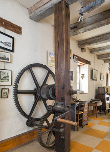 Premier étage. Système de levage (par manivelle et câble) de la roue suspendue (amont). © Région Bourgogne-Franche-Comté, Inventaire du patrimoine