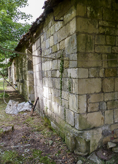 Ensemble de dépendances à droite de la maison. © Région Bourgogne-Franche-Comté, Inventaire du patrimoine Ensemble de dépendances à droite de la maison. © Région Bourgogne-Franche-Comté, Inventaire du patrimoine