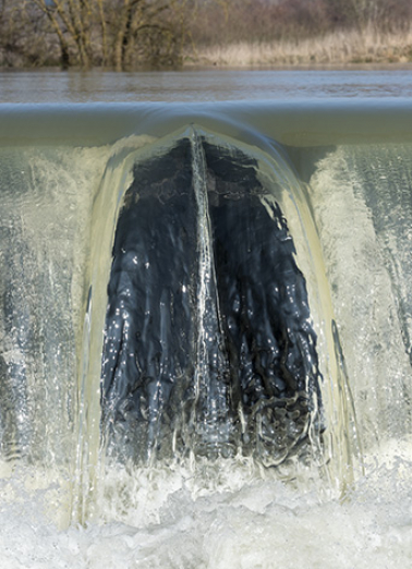 Vue rapprochée du barrage.  © Région Bourgogne-Franche-Comté, Inventaire du patrimoine Vue rapprochée du barrage.  © Région Bourgogne-Franche-Comté, Inventaire du patrimoine