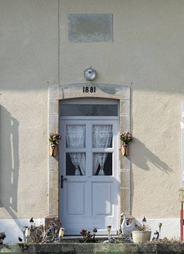 La porte d'entrée de la maison avec sa plaque signalétique. © Région Bourgogne-Franche-Comté, Inventaire du patrimoine La porte d'entrée de la maison avec sa plaque signalétique. © Région Bourgogne-Franche-Comté, Inventaire du patrimoine