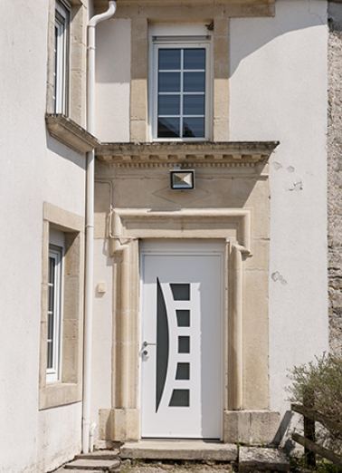 Détail du décor de l'entrée, partie habitation. © Région Bourgogne-Franche-Comté, Inventaire du patrimoine Détail du décor de l'entrée, partie habitation. © Région Bourgogne-Franche-Comté, Inventaire du patrimoine