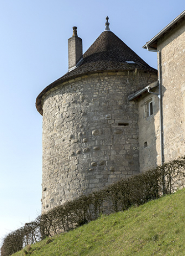 Une des deux tours médiévales subsistantes. © Région Bourgogne-Franche-Comté, Inventaire du patrimoine Une des deux tours médiévales subsistantes. © Région Bourgogne-Franche-Comté, Inventaire du patrimoine