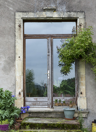 Détail d'une porte, façade postérieure. © Région Bourgogne-Franche-Comté, Inventaire du patrimoine Détail d'une porte, façade postérieure. © Région Bourgogne-Franche-Comté, Inventaire du patrimoine