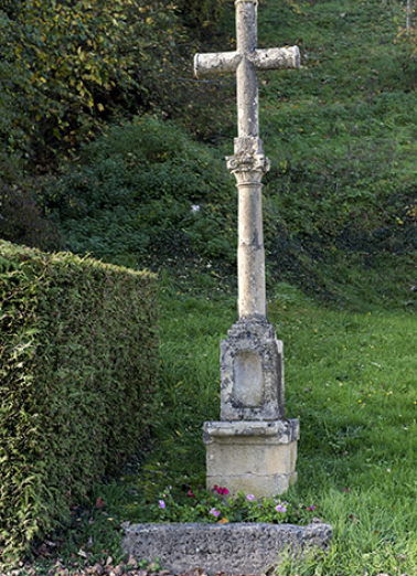 Croix dite Bourlier la Digne, rue du Pâquis : vue générale. © Région Bourgogne-Franche-Comté, Inventaire du patrimoine Croix dite Bourlier la Digne, rue du Pâquis : vue générale. © Région Bourgogne-Franche-Comté, Inventaire du patrimoine
