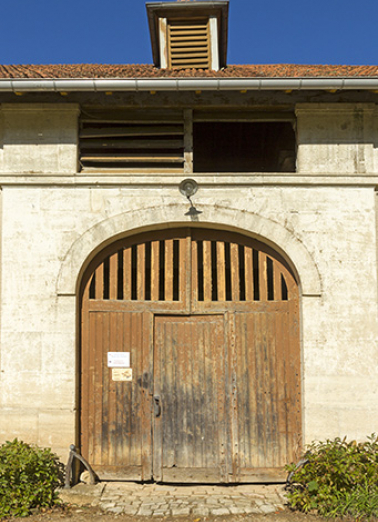 Détail de la façade antérieure au sud-est : la travée du porche. © Région Bourgogne-Franche-Comté, Inventaire du patrimoine