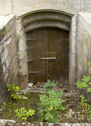 Détail : porte conduisant au sous-sol. © Région Bourgogne-Franche-Comté, Inventaire du patrimoine