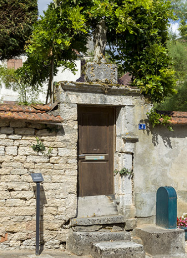 Maison, 4 rue de la Garenne : porte avec décor rapporté (Christ en croix et cadran solaire). © Région Bourgogne-Franche-Comté, Inventaire du patrimoine Maison, 4 rue de la Garenne : porte avec décor rapporté (Christ en croix et cadran solaire). © Région Bourgogne-Franche-Comté, Inventaire du patrimoine