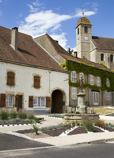 Place de l'Abondance, au centre du village : vue rapprochée. © Région Bourgogne-Franche-Comté, Inventaire du patrimoine Place de l'Abondance, au centre du village : vue rapprochée. © Région Bourgogne-Franche-Comté, Inventaire du patrimoine