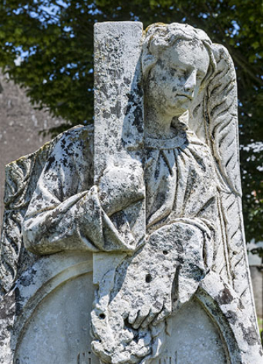 Détail de l'ange sculpté, tombe de l'ancien cimetière © Région Bourgogne-Franche-Comté, Inventaire du patrimoine