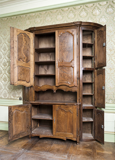 A l'étage : première pièce à droite depuis l'escalier. Armoire vue ouverte. © Région Bourgogne-Franche-Comté, Inventaire du patrimoine