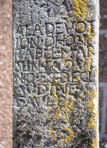 Socle de croix et inscription de dévotion à l'angle de la rue des Vergers. © Région Bourgogne-Franche-Comté, Inventaire du patrimoine