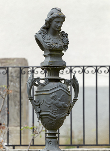 Fontaine du centre surmontée d'une urne elle-même surmontée d'un buste de Marianne ou la République française. Détail. © Région Bourgogne-Franche-Comté, Inventaire du patrimoine